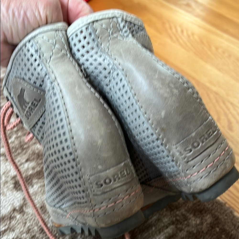 Sorel Gray Boots with Pink Laces - Picture 3 of 8